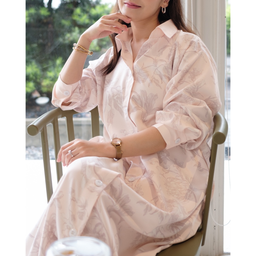 เดรสสีพีช แขนยาว ลายเส้นดอกไม้ ผ่าหน้า ผ้าซาตินกัน UV