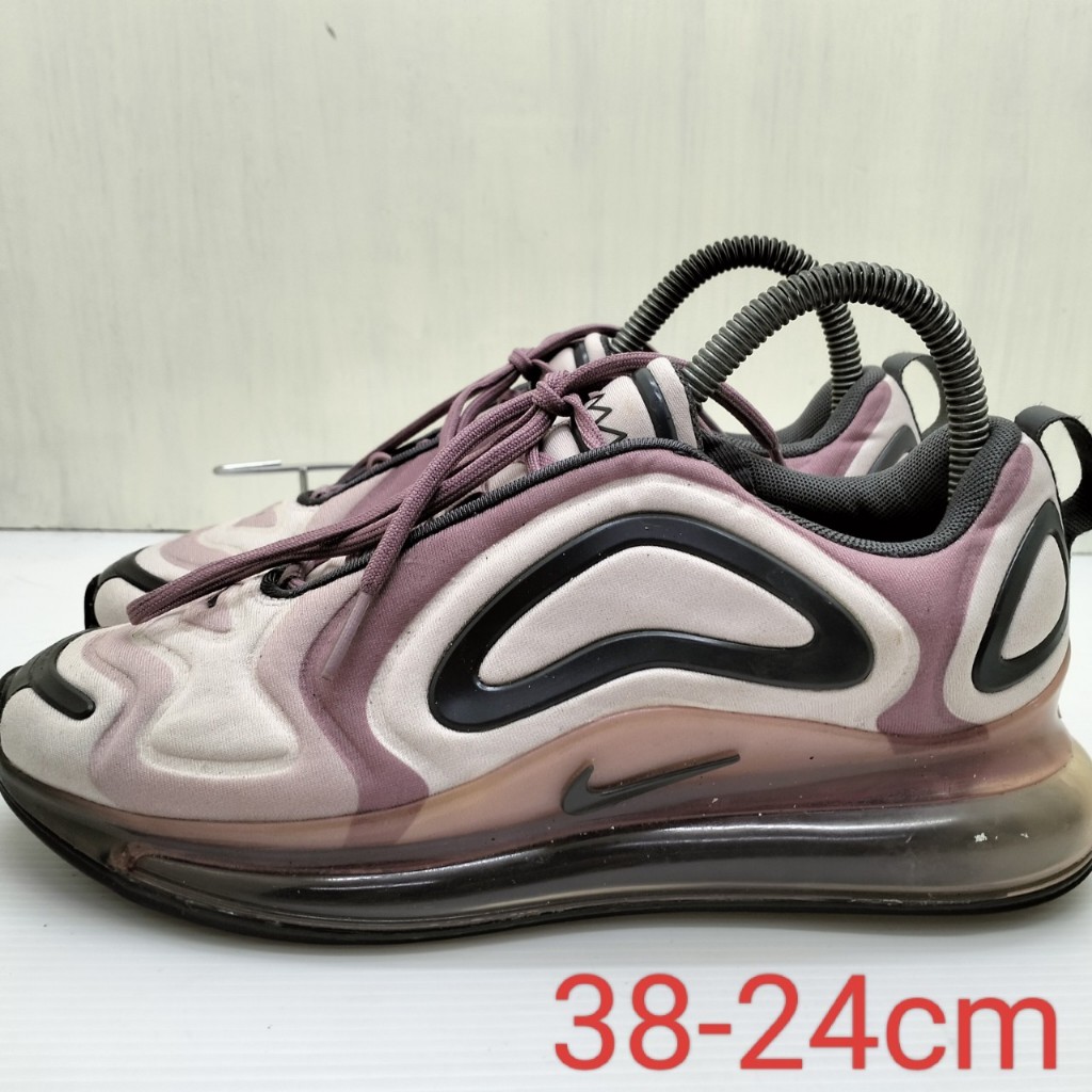 รองเท้าผ้าใบมือสอง หญิง nike air max 720 size 38-24 cm