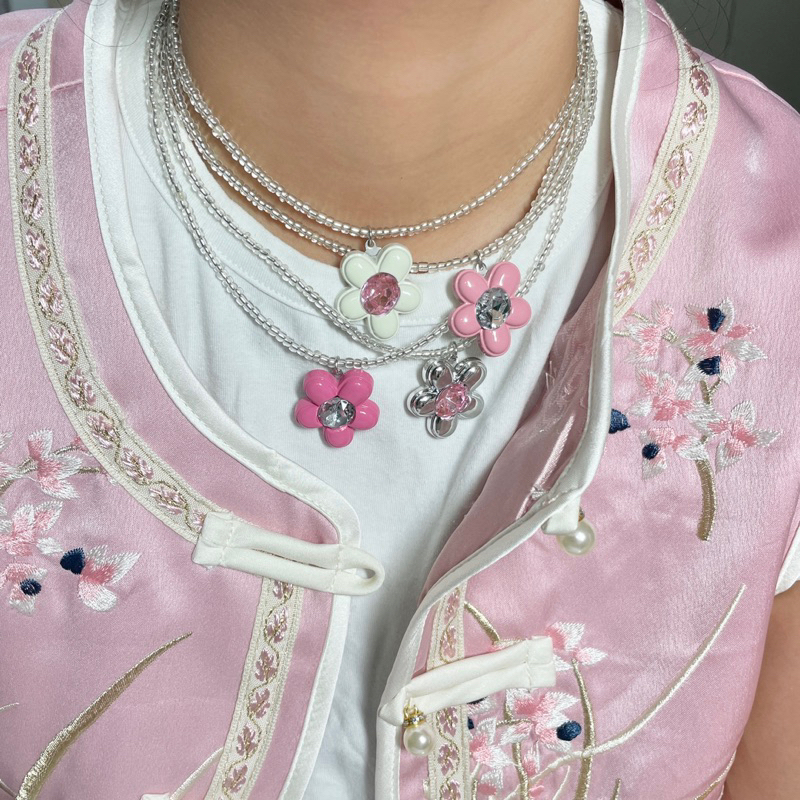 Piing me Necklace | สร้อยคอลูกปัดสีเงินพร้อมจี้ดอกไม้