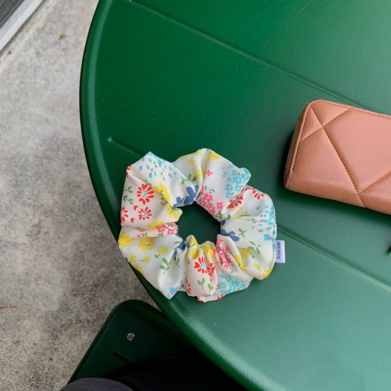 friyeykids lucky charm (scrunchies) *พื้นผ้าเป็นสีครีมเหลืองน้า