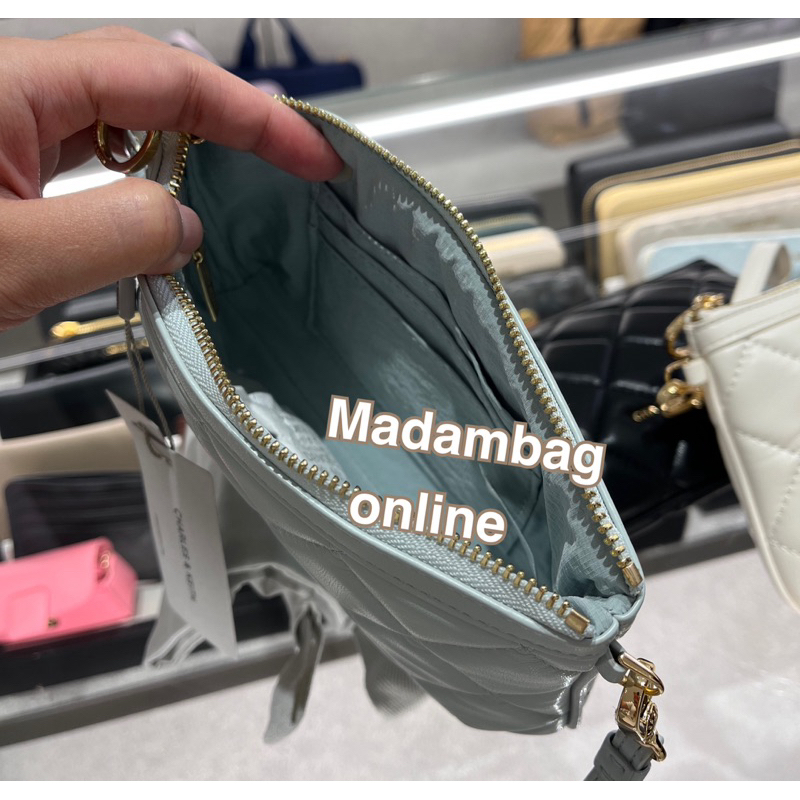 𝗖𝗛𝗔𝗥𝗟𝗘𝗦 & 𝗞𝗘𝗜𝗧𝗛 Cressida Quilted Wristlet กระเป๋าสตางค์ มีสายคล้องมือ
