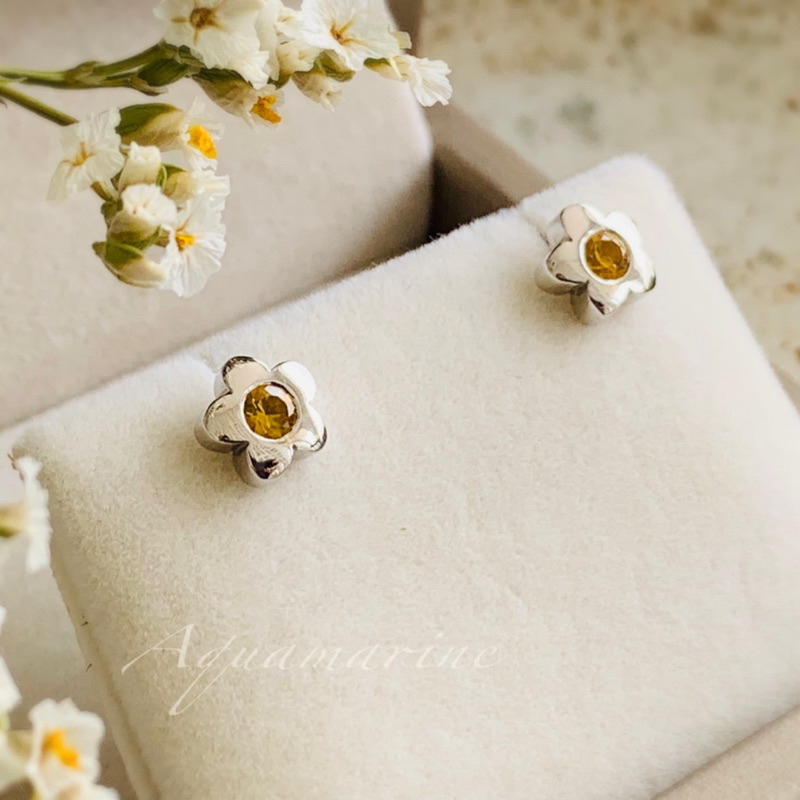 ต่างหูดอกไม้พลอยบุษราคัม( Yellow Sapphire )3 mm.