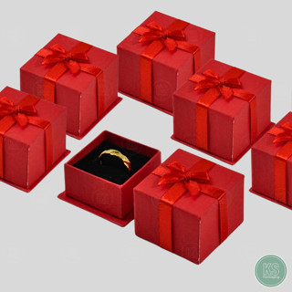 กล่องกระดาษมีโบว์ สีแดง ใส่เครื่องประดับ แหวน ต่างหู ด้านในก…