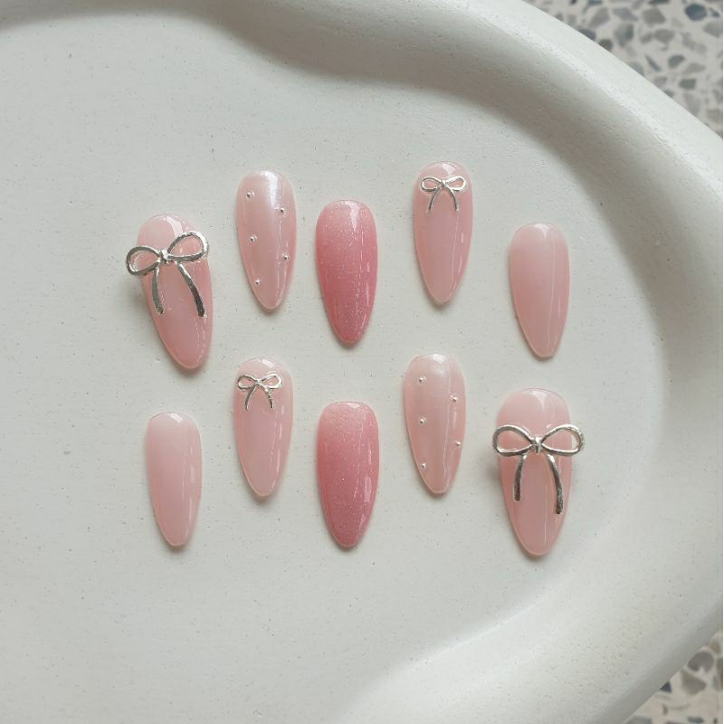 เล็บปลอมเจล เล็บปลอมpvc สีไซรัป สีชมพูหวานนน ติดอะไหล่สีเงินสวยๆ