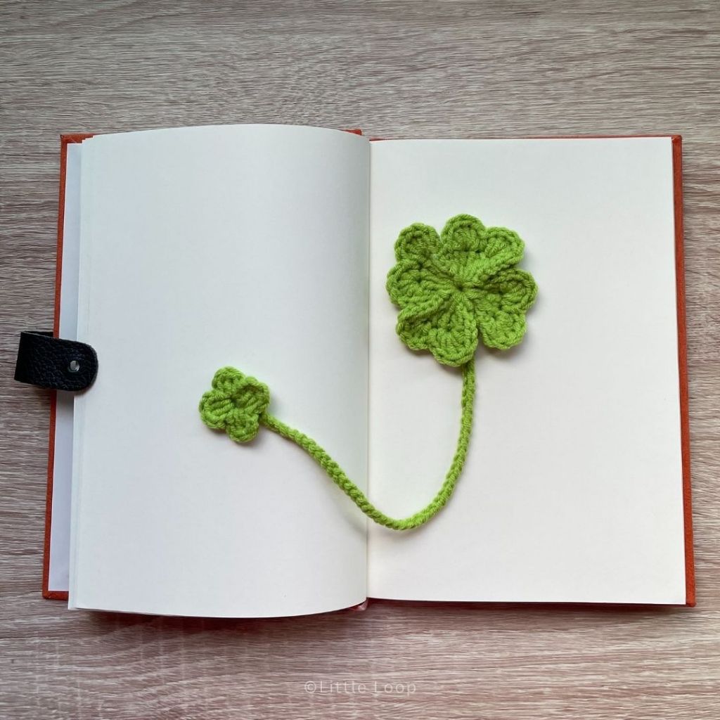 ที่คั่นหนังสือ ที่ห้อยกระเป๋า ใบโคลเวอร์ 4 แฉก งานถักไหมพรม handmade