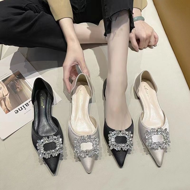 🚚จัดส่งตลอด24 ชั่วโมง🚚รองเท้าส้นเตี้ย หัวแหลม พลอยเทียม เหมาะกับใส่ทํางาน แฟชั่นสําหรับผู้หญิง รองเท้าใหญ่กว่านี้ 1 ไซส์