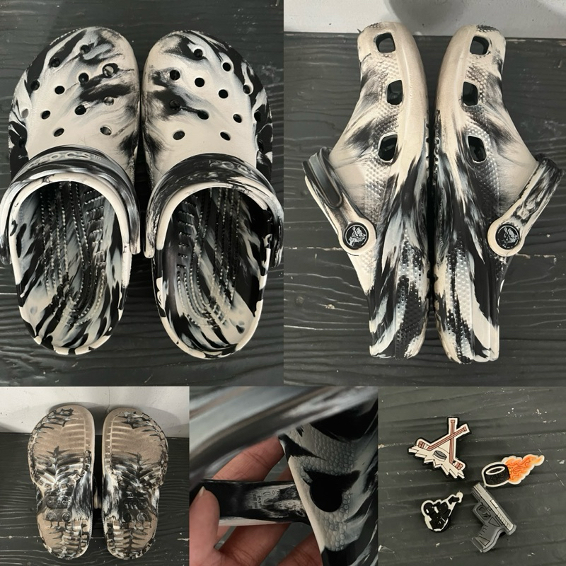 รองเท้า Crocs มือสอง แท้ 💯 [ แถมจิ๊บบิท 4 ตัว ] สีขาว,ดำ ลายหินอ่อน size M4 W6 (23 cm.)