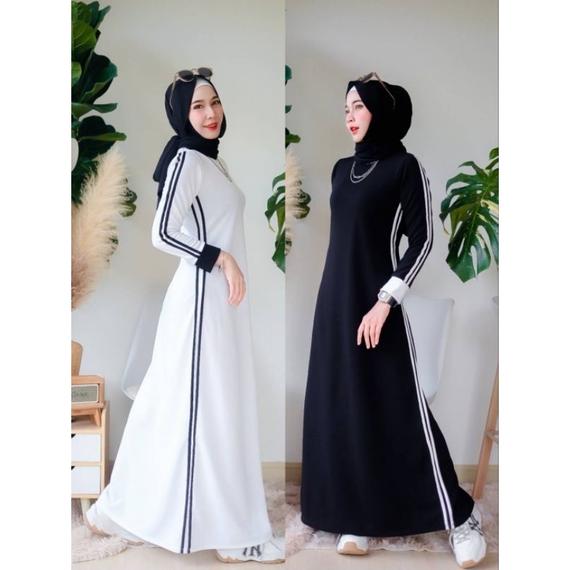 ชุดเดรสยาวแต่งแถบข้าง