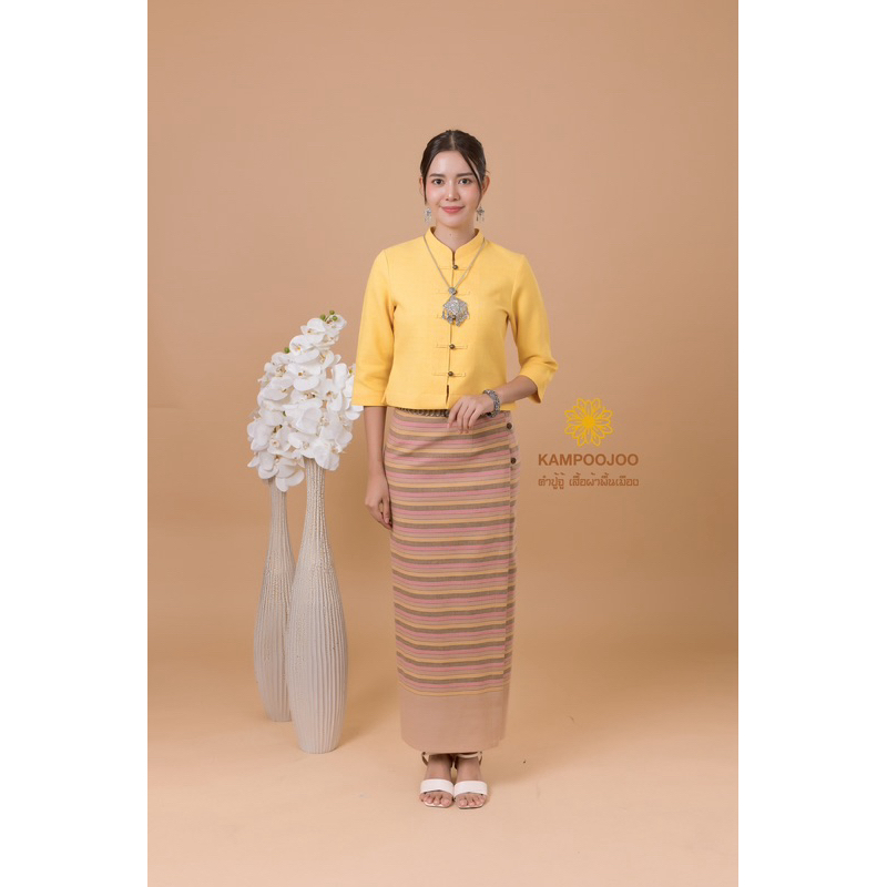 คำปู้จู้ เสื้อพื้นเมืองคอจีนสีเหลือง แขนสามส่วน , ผ้าถุงสำเร็จ