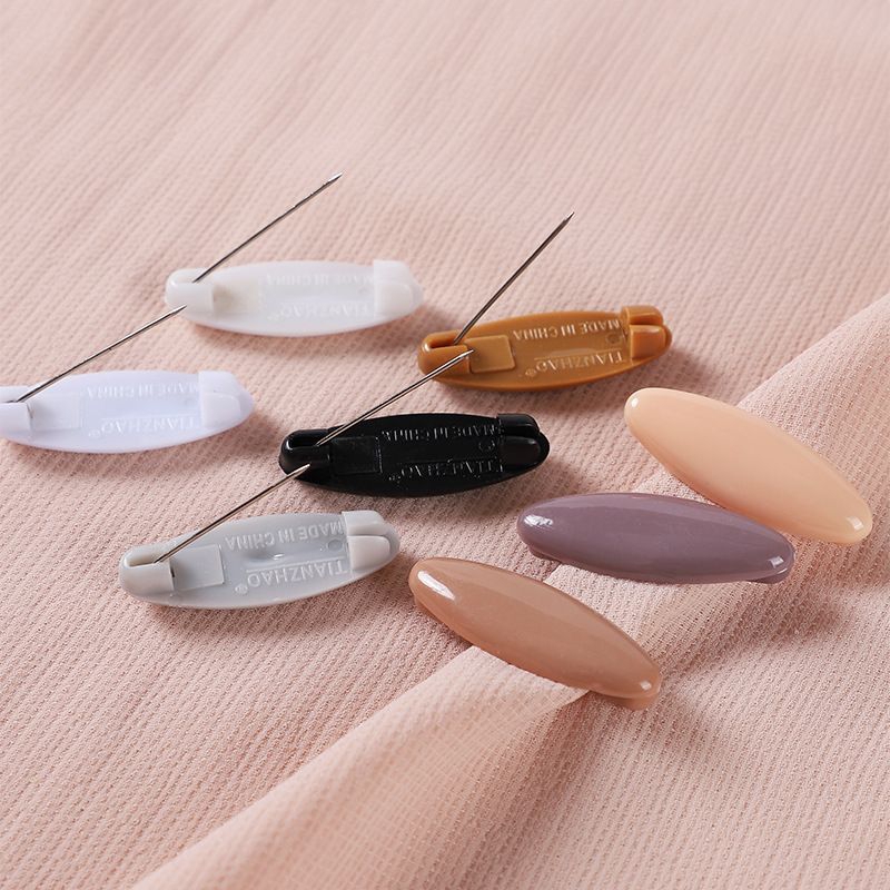 พร้อมส่ง เข็มกลัดถนอมผ้า เข็มกลัดผ้าคลุม 1 กล่องมี 8 ชิ้น มีคละสี สีดำผสมสีขาว สีขาวล้วน และสีดำล้วน