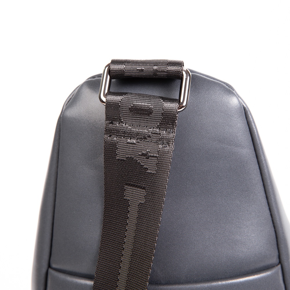 Playboy:Journey Men's Chest Bag กระเป๋าคาดอกผู้ชาย รุ่น ST-B242PBM272-BL ดีไซน์ทรงเป้สกรีนโลโก้อักษรสามเหลี่ยม สีกรม