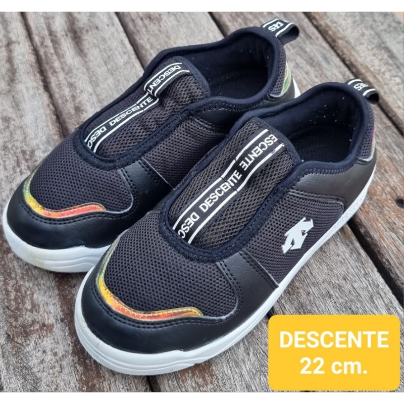 Used DESCENTE ของแท้💯% รองเท้าผ้าใบมือสองแบรนด์ดัง 22 cm.