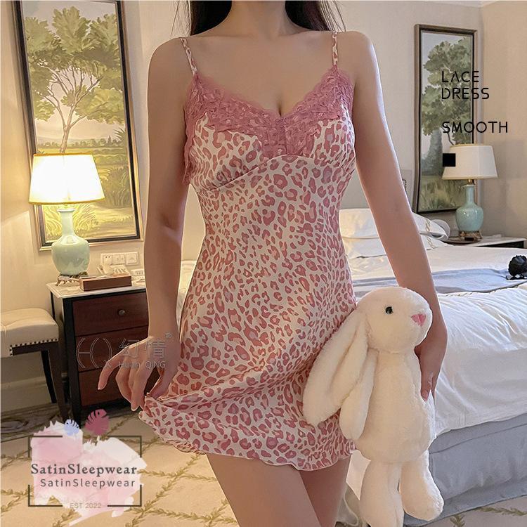 SatinSleepwear🌸🌸เดรสลูกไม้ เดรสผ้าซาติน😻😻ลายเสือดาวสีชมพู คอลูกไม้ วัสดุผ้าซาติน เรียบลื่น ใส่สบาย H598