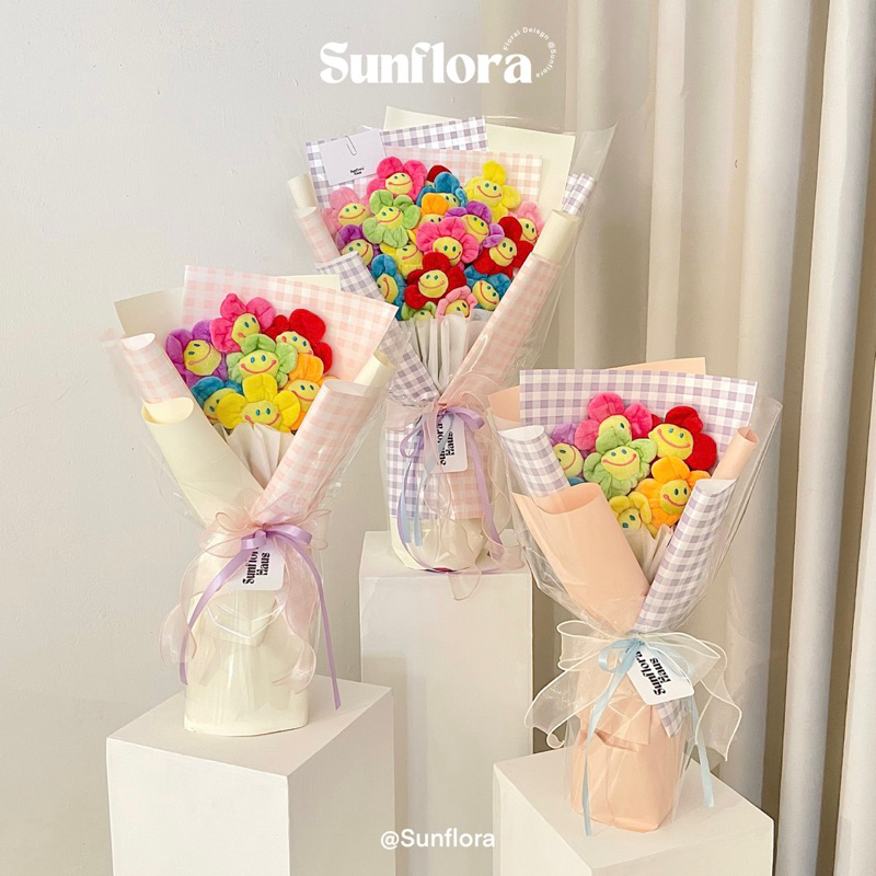 [Sunflora] ช่อดอกไม้ตุ๊กตาสีรุ้ง 7 ดอก ดอกไม้ประดิษฐ์ ของแต่งบ้าน ของขวัญ ปัจฉิม รับปริญญา วันครบรอบ