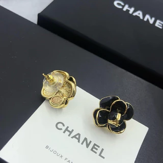 ต่างหู ดอกคามิเลีย ขาวและดำ แบรนด์ C:H:A:N:E:L งานHIEND ด้านหลังปั้ม 2x2เซน