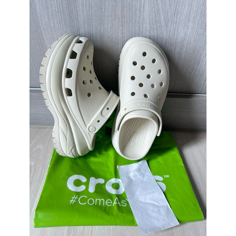 รองเท้า Crocs mega crush สี bone ไซส์ M7 W9 25cm.