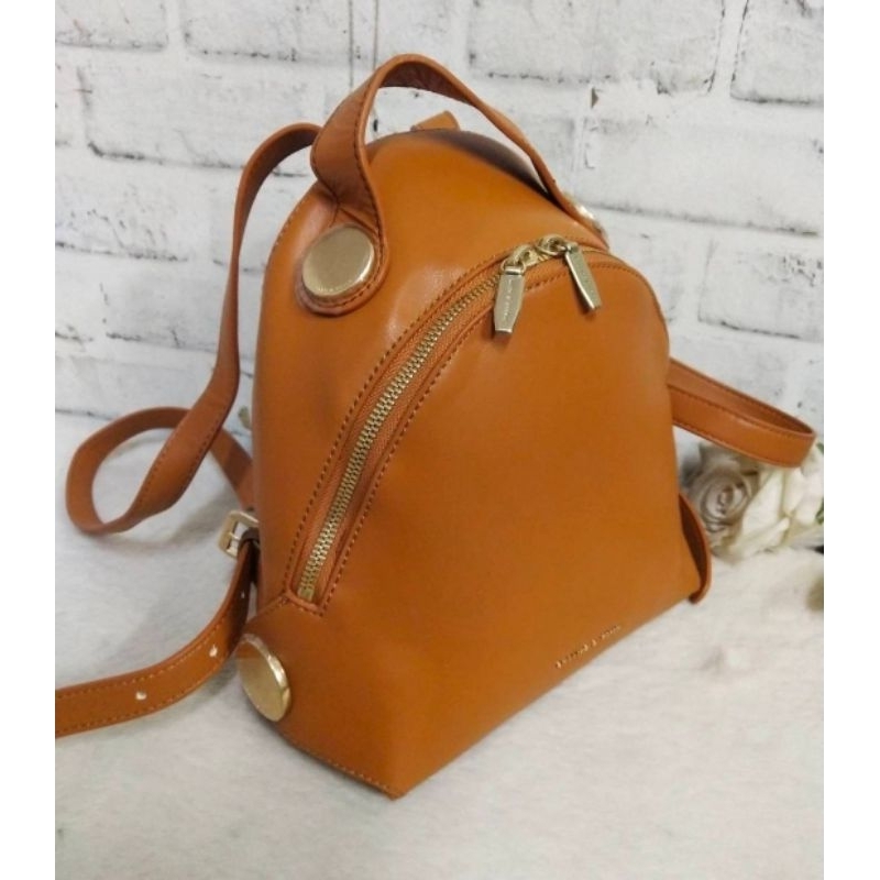 กระเป๋าเป้ CK Charles&Keith หนังผสม 1ช่องซิปหลัก 1ย่อย
ราคา : 550

กว้าง 8นิ้ว สูง 9นิ้ว ฐาน 4นิ้ว