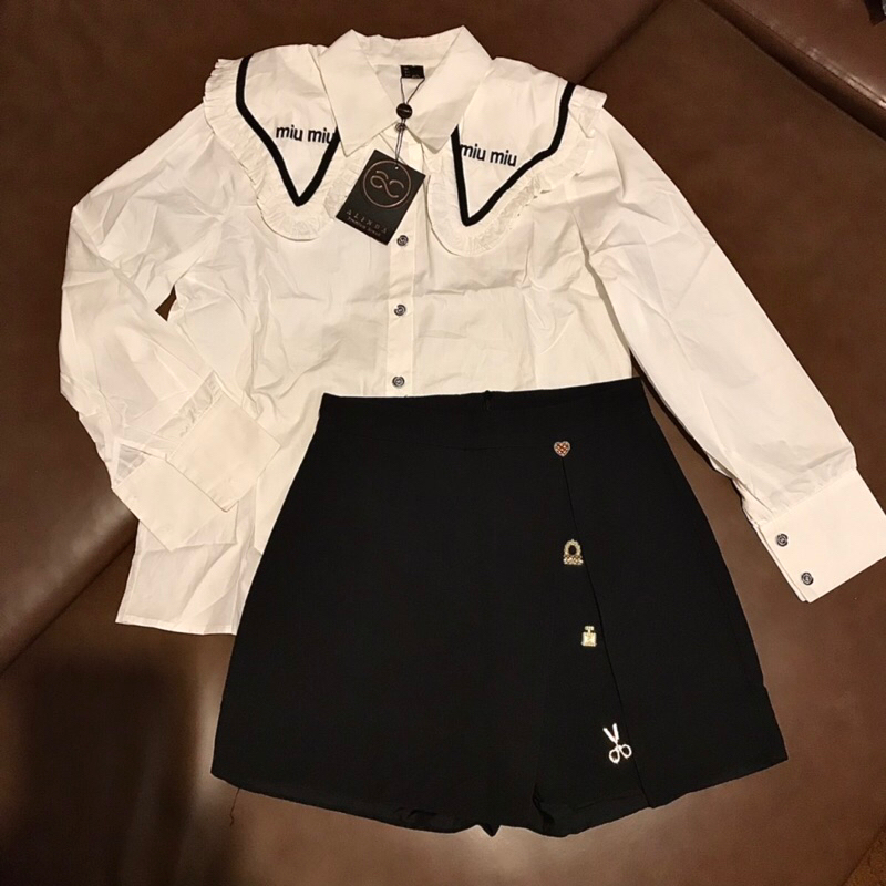 ชุดเซ็ท 2 ชิ้น miumiu งานป้าย ALINDA (มือ1 ป้ายห้อย) ทรงคอบัว กระโปรงกางเกงมีดีเทลเป็นเพชร น่ารักๆ