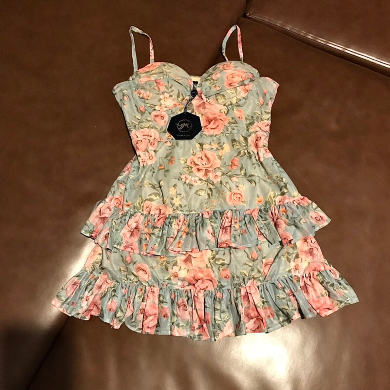 ชุดเดรสสั้นลายดอก งานป้าย YN BRANDS (มือ1 ป้ายห้อย) มีตำหนิสายด้านหลังไม่มี เอาไปใส่เล่นๆ รูปสุดท้าย