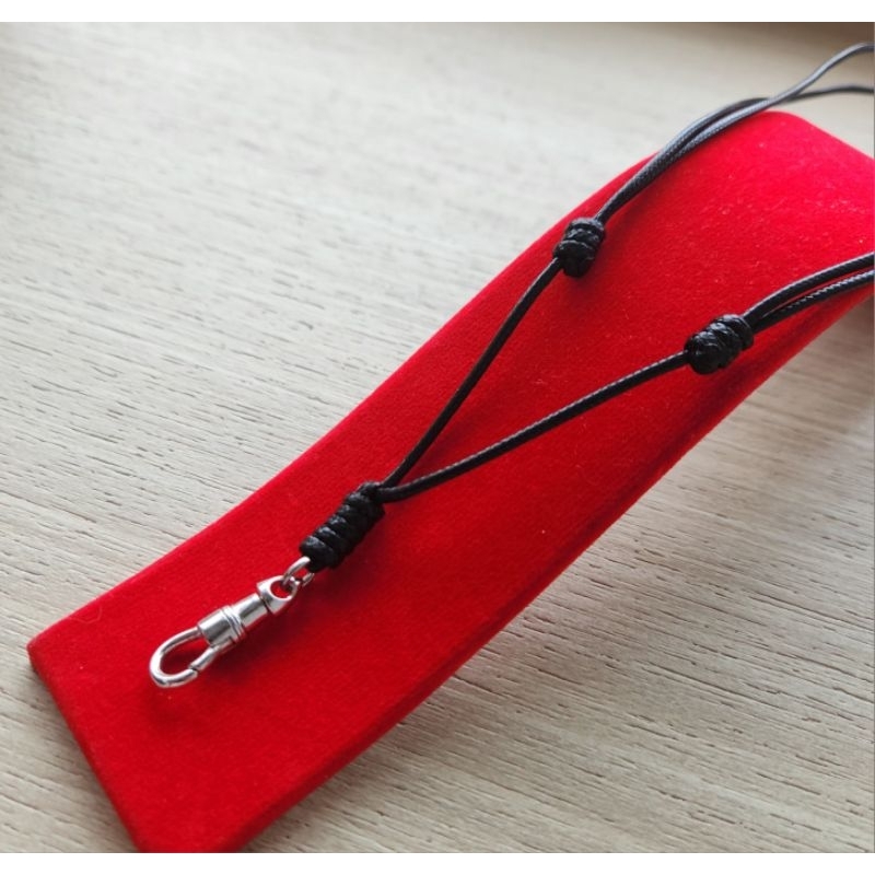 สร้อยเชือกเคลือบเงา ผูกปมใส่สปริงคล้องพระสแตนเลส หมุนได้รอบ ปรับสั้นยาวได้ 18-33 นิ้ว