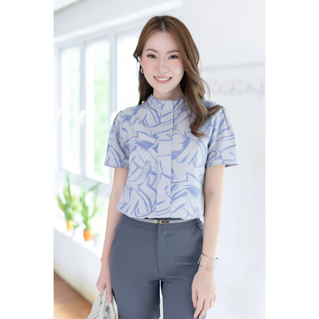 Narinari : MT5239 Band Collar Placket Blouse - Graphic print collection เสื้อทำงานคอปิด ลายกราฟิก