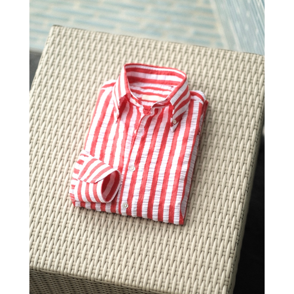 red stripe seersucker button-down collar long sleeve shirt เชิ้ตผ้าย่นลายริ้วแดงคอปกกระดุมแขนยาว
