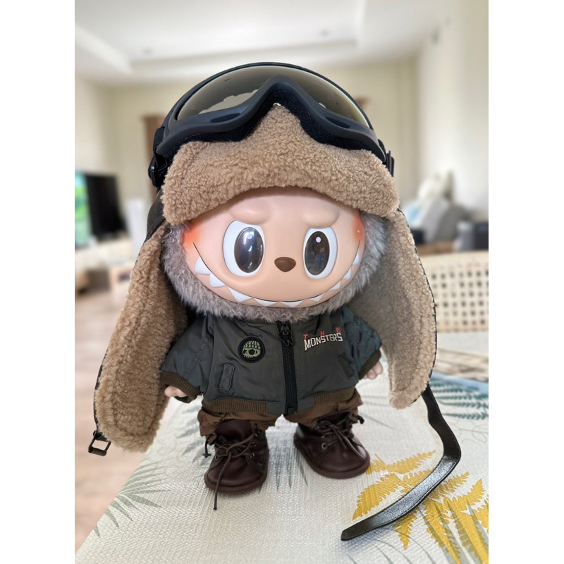 หมวกนักบิน พร้อมแว่น labubu 38 cm jump for joy time to chill