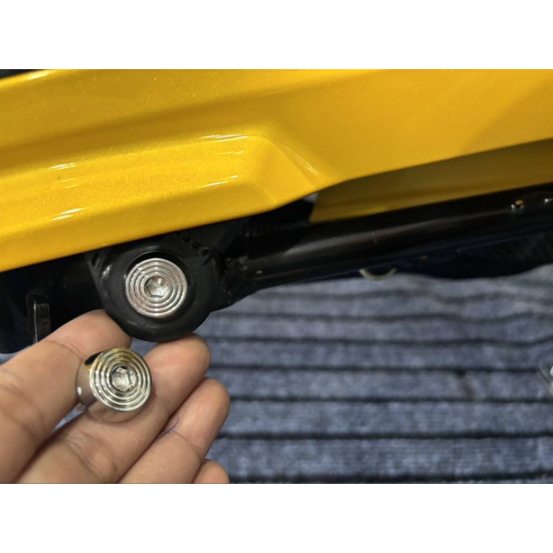 น๊อตขาตั้งข้างGiorno.Lead.click.pcx.adv350.adv150.160. หัวโตเต๊มเบ้างานสแตนเเลส ราคาต่อ 1 ตัว