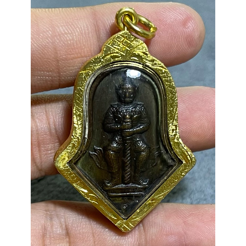k1025 เหรียญท้าวเวสสุวรรณวัดจุฬามณีปี 2545 เลี่ยมกรอบพร้อมขึ้นคอพระบ้านบ้านราคาแบ่งปัน