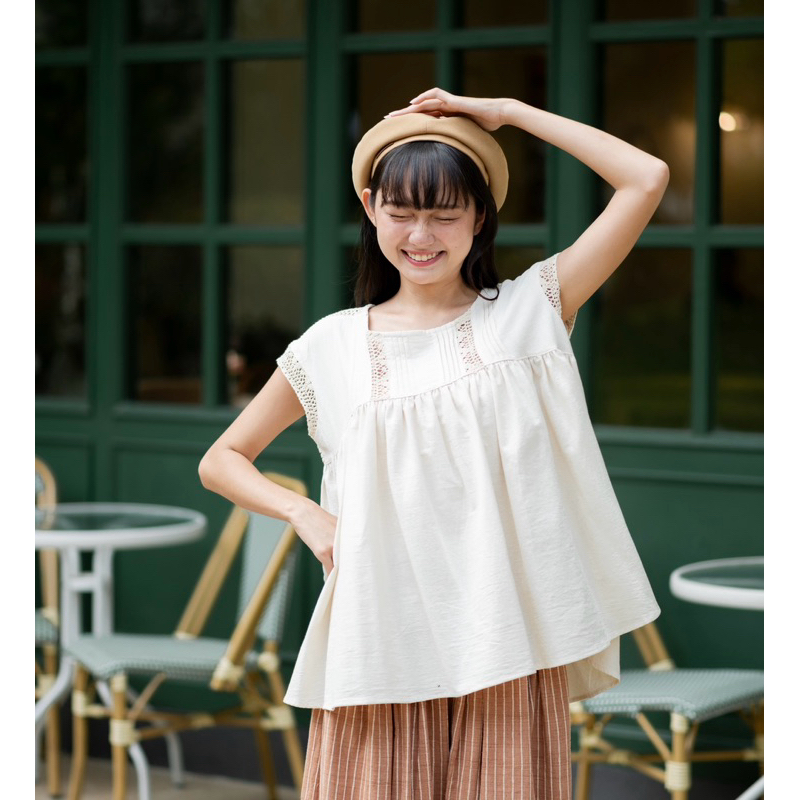 เสื้อระบายตีเกร็ดลูกไม้