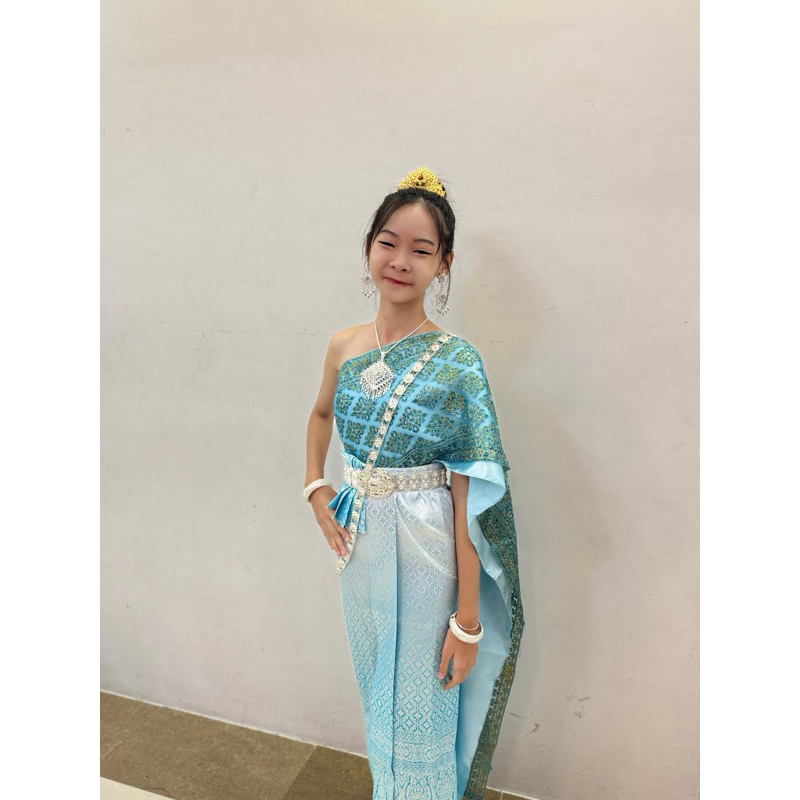 ชุดไทยเด็กผู้หญิงสีฟ้า สไบเลื่อม 2 ชั้นเย็บเกาะอก กระโปรงไหมทอสไลด์สีฟ้าพาสเทล