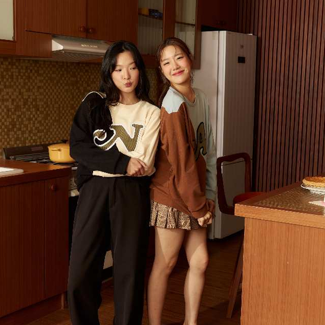 Wavy Candle Sweater Sweater ผ้า Cotton ต่อลาย เลือกตัวอักษร A-Z ไ้ด้