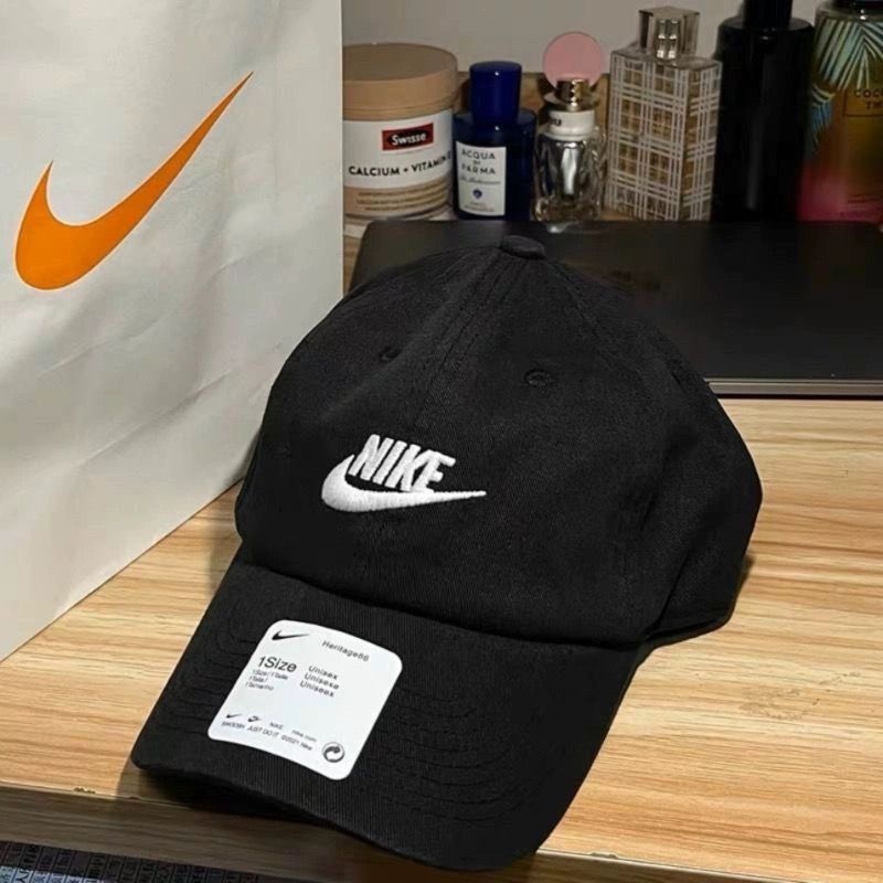 หมวก Nike ของแท้ พร้อมส่ง มาพร้อมป้าย Tag และถุงใส่ หมวกแก๊ป ของแท้ แน่นอน 100 % สีพื้น มินิมอล ใส่เที่ยว แฟชั่น