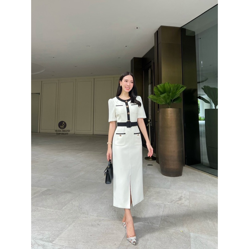 Ticha brand จัดจำหน่ายโดย : Ticha  👗👗::Detail :: เดรสยาวสีขาวครีมคอกลมแขนสั้น ดีไซน์แต่งแถบสีดำช่วงค