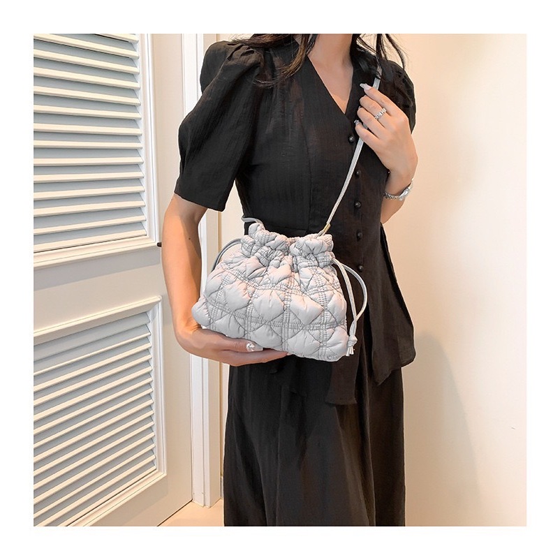 (พร้อมส่ง)Su190 สไตล ใหม จีบ Cloud ไหล กระเป๋า Rhombus Drawstring จีบกระเป าสําหรับผู หญิง Cloud Crossbody กระเป