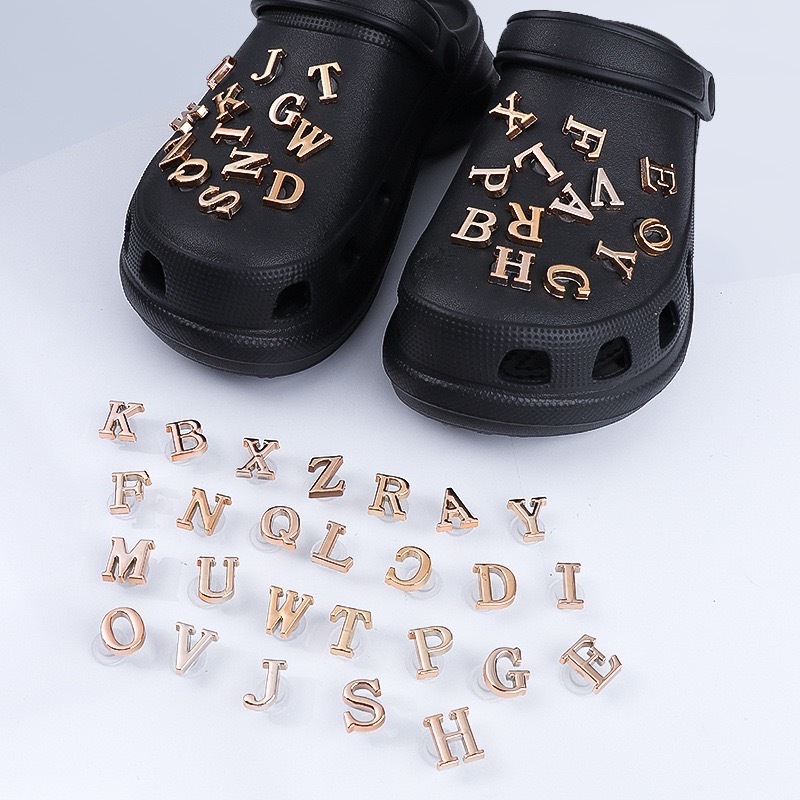 ที่ติดรองเท้า ปุ้มหมุดติด สีทองKC ตัวอักษรabc สำหรับตกแต่งรองเท้า diy รุ่น2