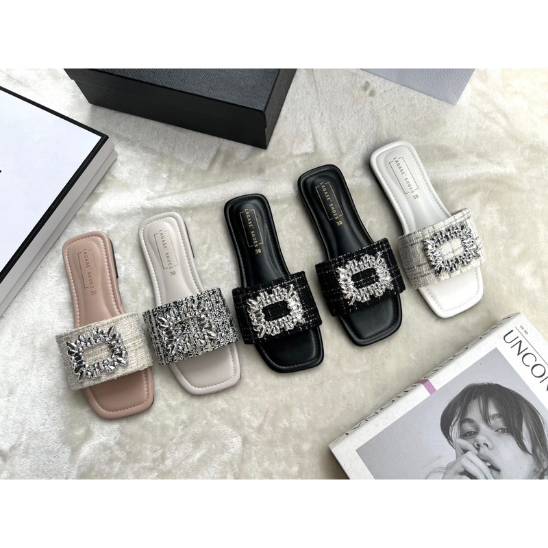 💎Rinya Shoes💎รองเท้าแตะแบบสวมผ้าทวิตแต่งอะไหล่เพชรเทียม(36-45)สินค้าพร้อมส่ง