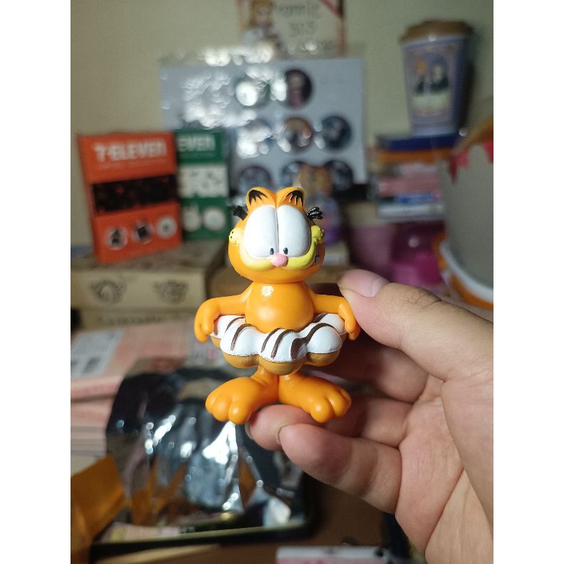 กระเป๋าถือเจ้าแมวส้มGarfield x Mister Donut และArt Toyและแก้วน้ำหัวการ์ฟิวส์สุดน่ารัก