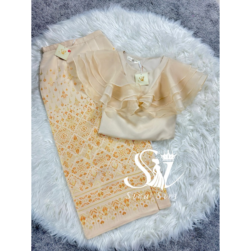 Sira Siri ชุดไทยเสื้อผ้าแก้วสีครีมละมุน งานพรีเมียม มาพร้อมกับผ้าถุงลายแพรวา ทอเครื่อง อัดกาวอย่างดีจ้า