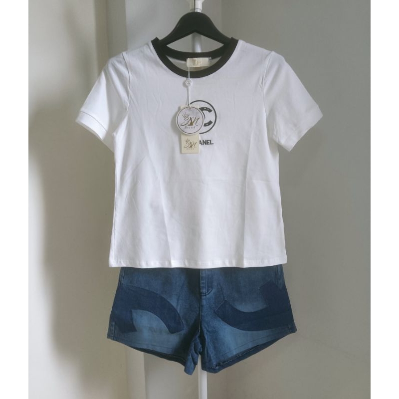 (S) พร้อมส่ง🌷ชุดเซท 2 ชิ้น เสื้อสีขาว(ผ้าคอตตอนเนื้อนุ่ม)กับกางเกงยีนส์ขาสั้น งานป้าย SN Brand แท้ ม