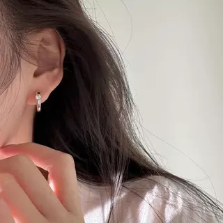earika.earrings - basic gem huggie hoop ต่างหูห่วงจี้เพชรกลมก้านเงินแท้ชุบทองคำขาว (มีให้เลือก 2 สี) ผิวแพ้ง่ายใส่ได้