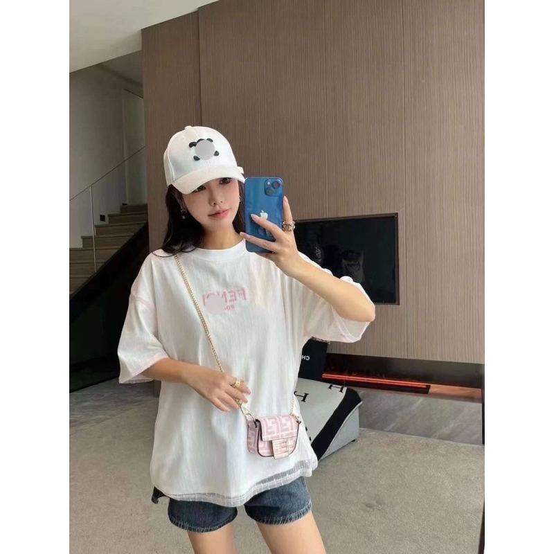 เสื้อยืด2ชั้นFend*ด้านในเป็นผ้าcotton ยืดด้านนอกเป็นผ้าซีทรูช่วงอกปักลายสีชมพู มาพร้อมกระเป๋าสายโซ่