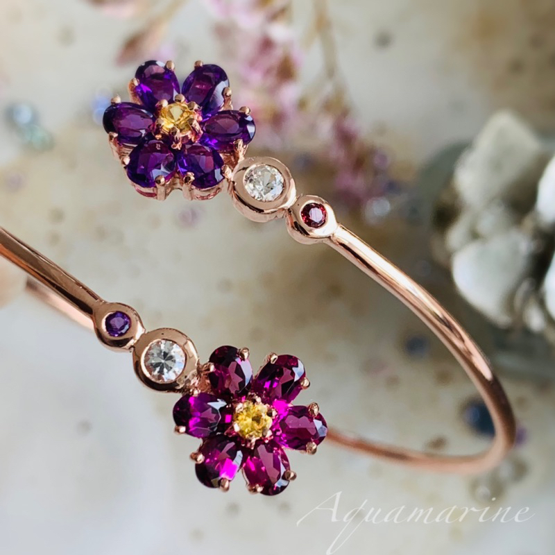 กำไลข้อมือแบบฟรีไซส์ ดีไซน์ดอกไม้คู่พลอยโรโดไลต์และอเมทิสต์