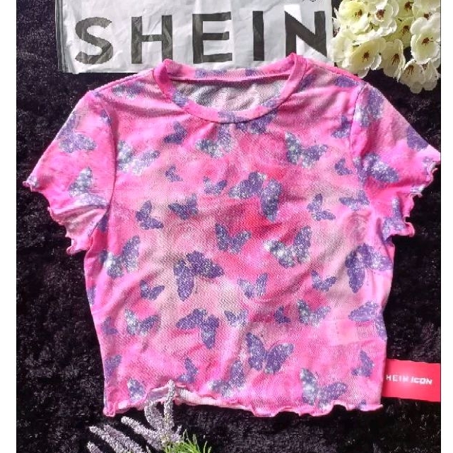 พร้อมส่งจากไทย เสื้อครอป ลายผีเสื้อ สีชมพู ผ้าโปร่ง ผ้าซีทรู ผ้าตาข่าย คอตั้ง ขอบย่น เที่ยว ทะเล สงกรานต์