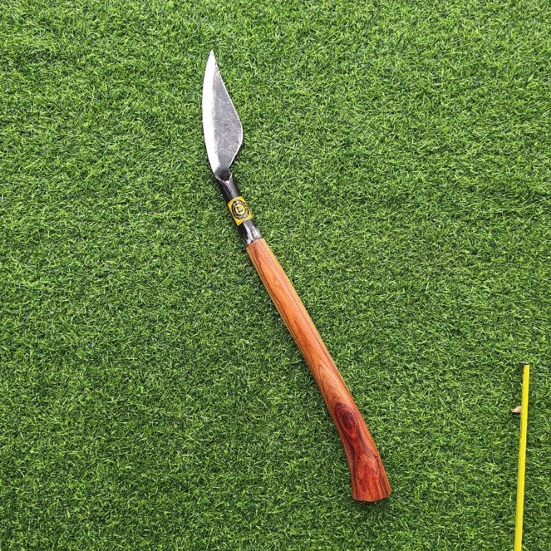 ” มีดเหลาตอก ช่างเล็กอรัญญิกแท้ พร้อมด้ามไม้ประดู่ ”  ใบมีดทำจากเหล็กแหนบแท้ ใบมีดมีความคม แข็งแรง