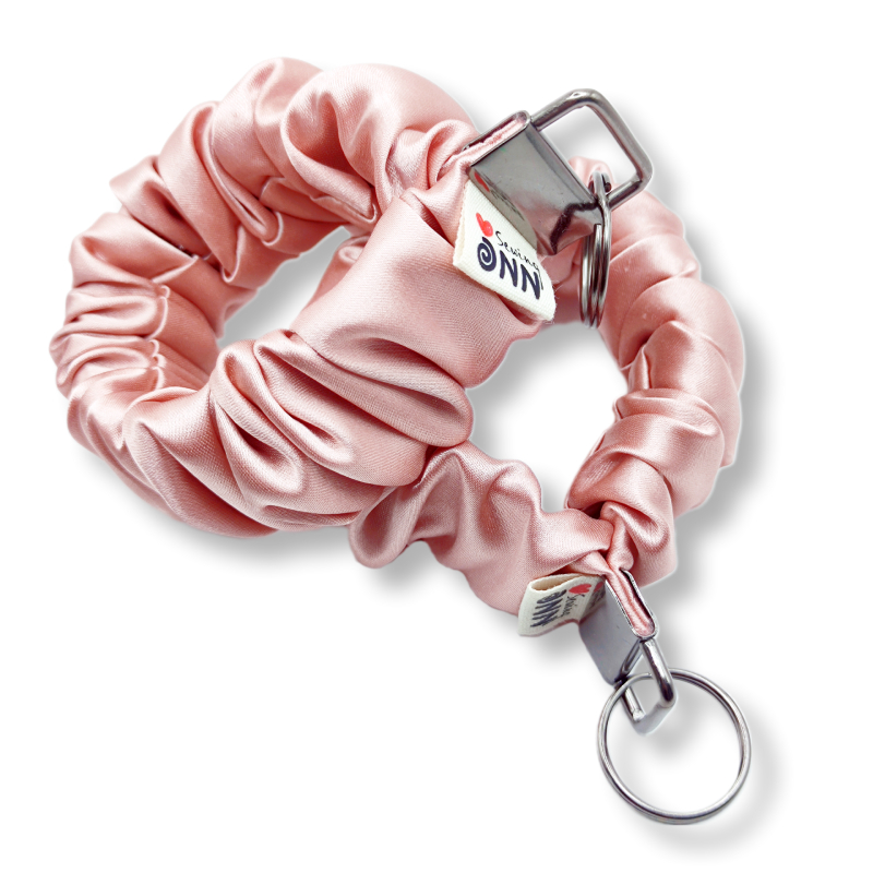 Scrunchies Wristlet Keychain พวงกุญแจคล้องมือผ้าซาติน สีชมพูนู๊ด นุ่มลื่น ดูหรูหรา
