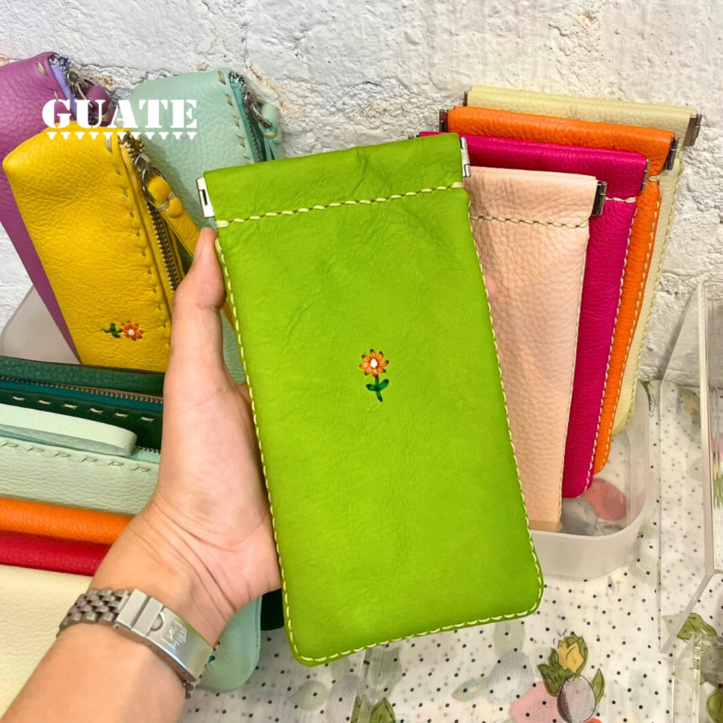 GUATE ซองหนังเก็บแว่นตา รุ่น Pokpak/L Flower หนังแท้100% เย็บมือปักดอกไม้ และเดินด้นด้ายด้วยมือ หนังวัวแท้ นิ่ม สวย สีสด