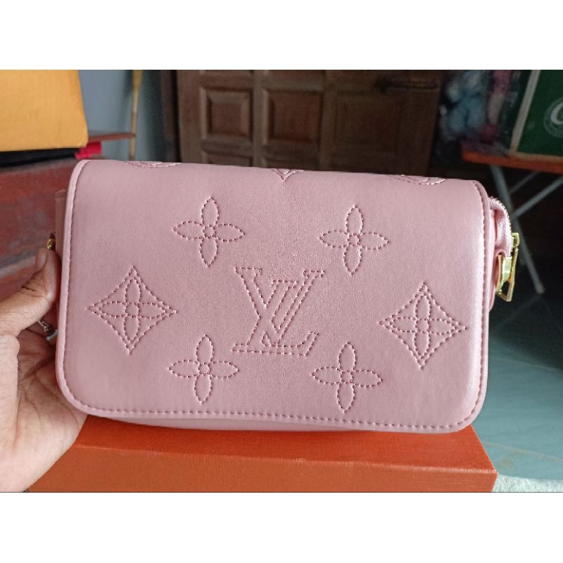 กระเป๋า lv สีชมพู มือสอง