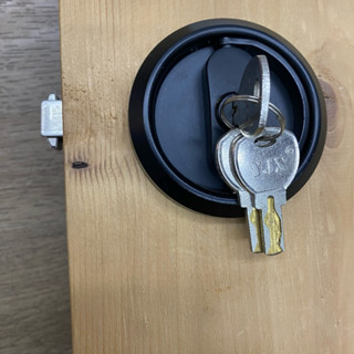 กุญแจลิ้นตาย คอม้า กลม สีดำ สำหรับประตูบานเลื่อน SKC-Y886 ห้…