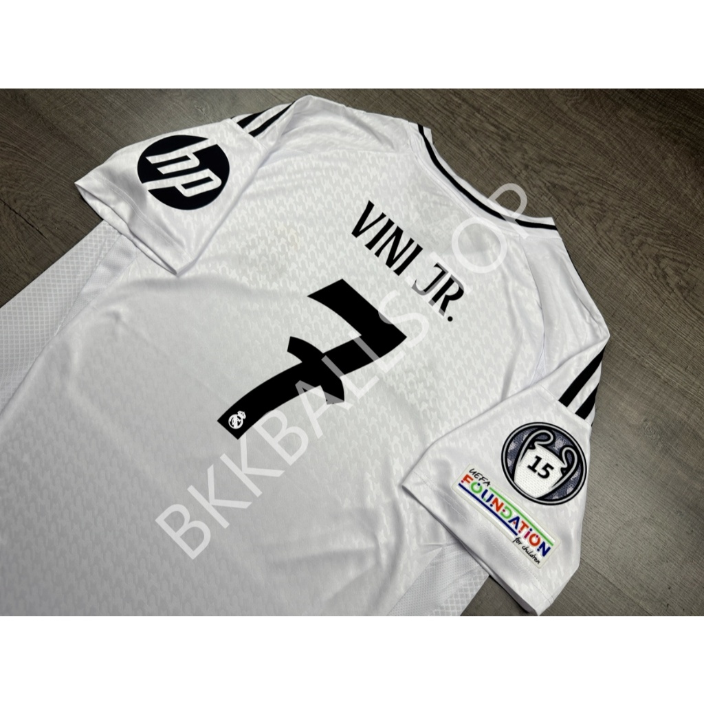 เสื้อฟุตบอล รีล มาดริด Home เหย้า 2024/25 พร้อมเบอร์ชื่อ 7 VINI JR และอาร์ม UCL
